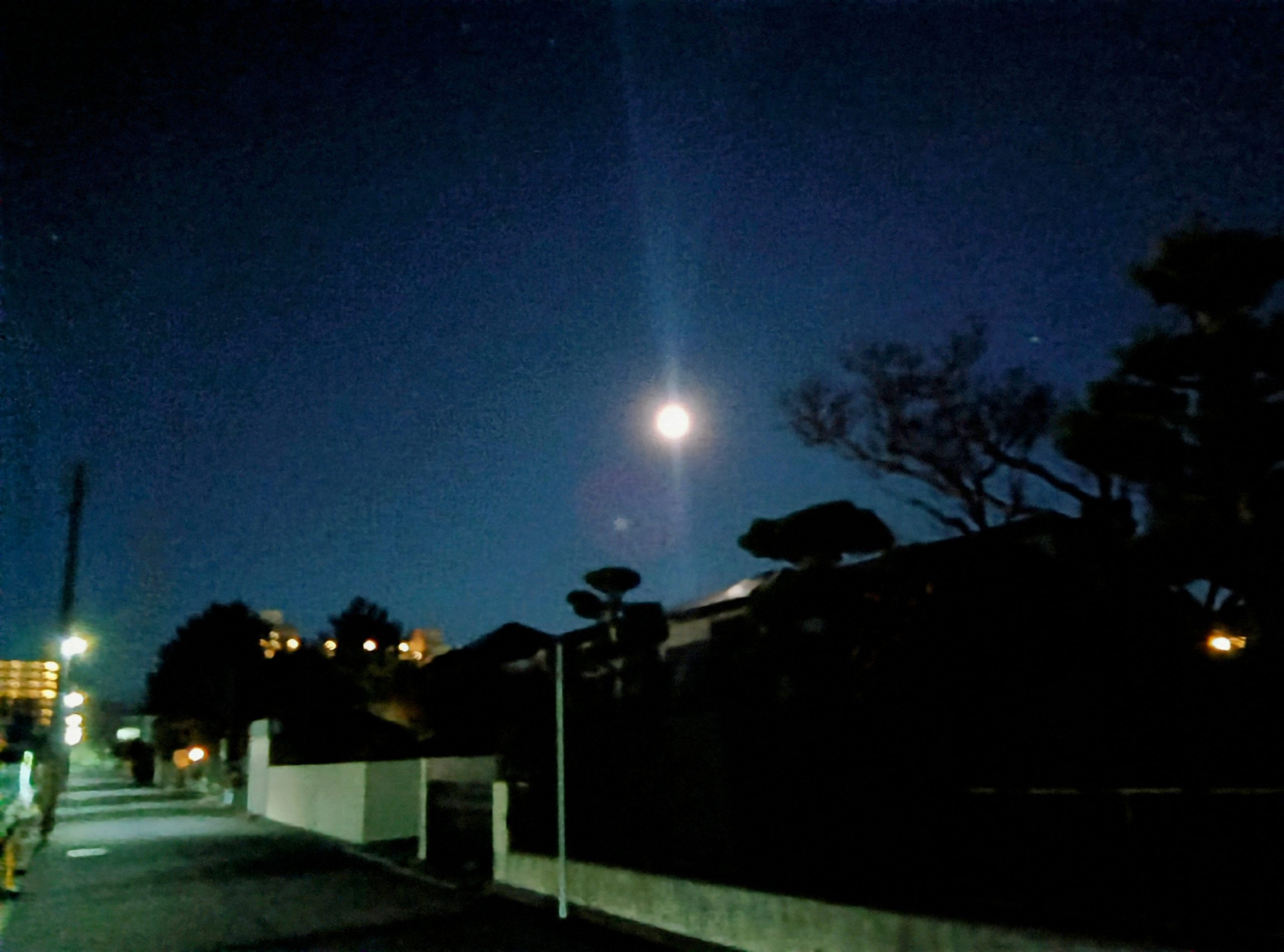 夜明け前の西の空に輝く満月